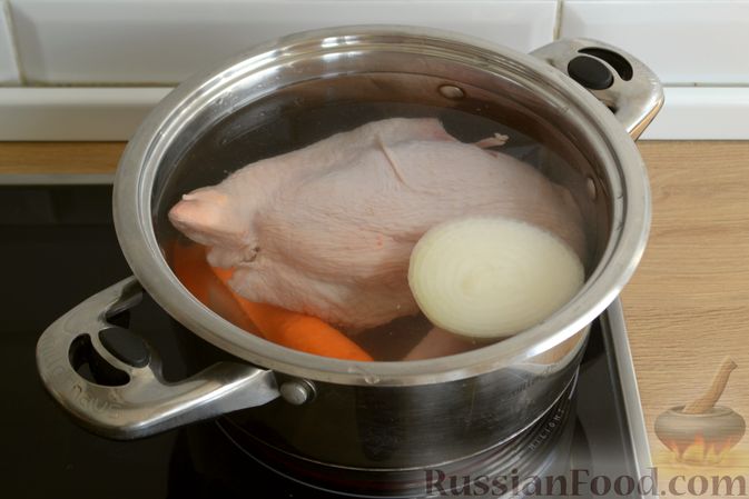 Фото приготовления рецепта: Куриный суп с помидорами и рисом - шаг №2