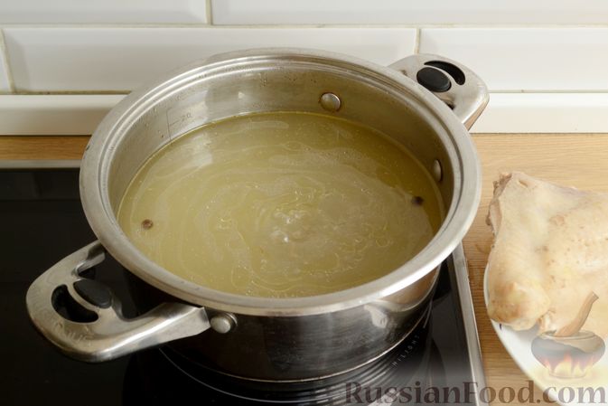 Фото приготовления рецепта: Куриный суп с помидорами и рисом - шаг №3