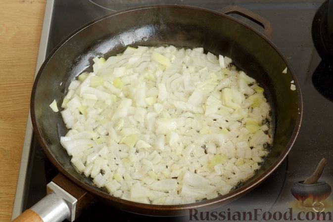 Фото приготовления рецепта: Куриный суп с помидорами и рисом - шаг №5