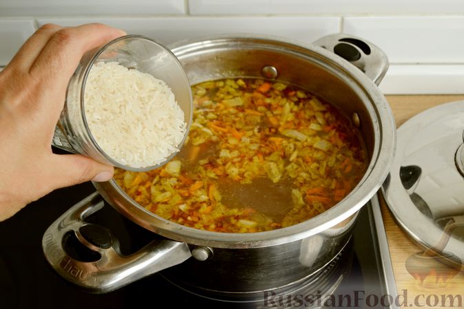 Фото приготовления рецепта: Куриный суп с помидорами и рисом - шаг №8