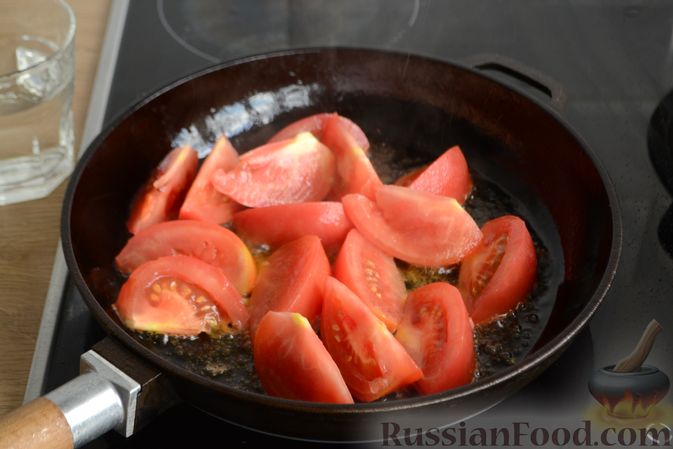 Фото приготовления рецепта: Куриный суп с помидорами и рисом - шаг №10