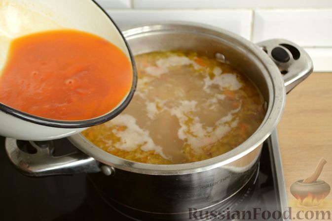 Фото приготовления рецепта: Куриный суп с помидорами и рисом - шаг №13