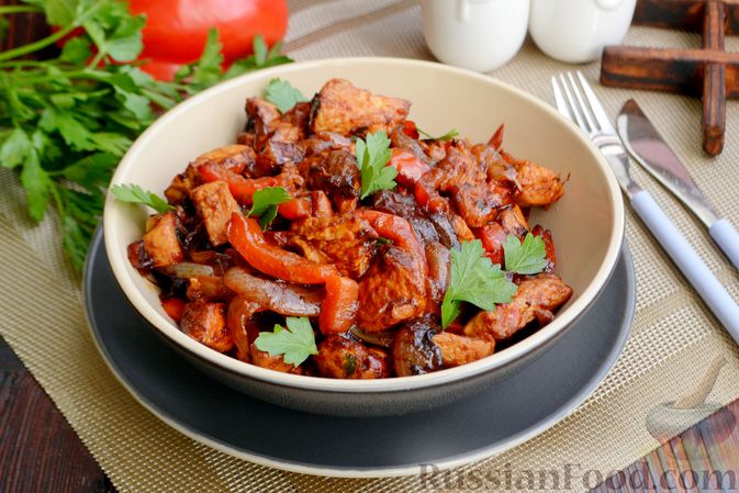 Фото к рецепту: Жареная индейка с болгарским перцем