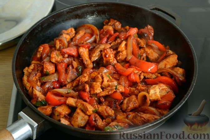 Фото приготовления рецепта: Жареная индейка с болгарским перцем - шаг №10