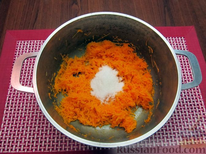 Фото приготовления рецепта: Манная каша с морковью - шаг №4
