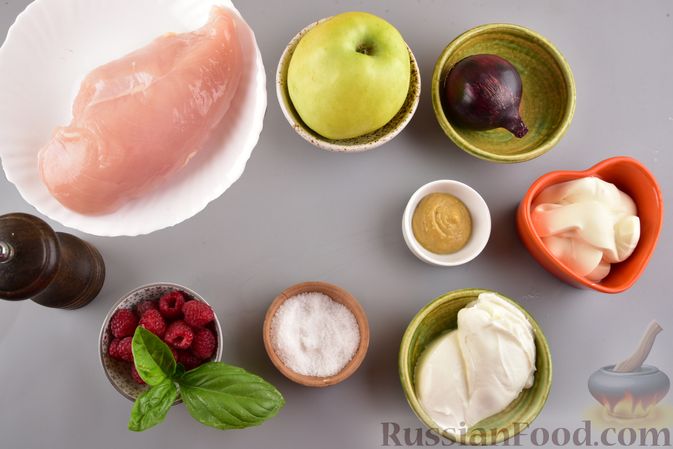 Фото приготовления рецепта: Салат с курицей, яблоком и луком - шаг №1
