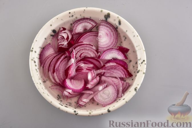 Фото приготовления рецепта: Салат с курицей, яблоком и луком - шаг №3