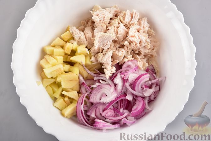 Фото приготовления рецепта: Салат с курицей, яблоком и луком - шаг №6