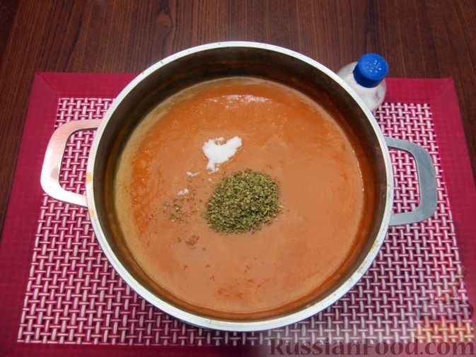 Фото приготовления рецепта: Томатный суп с куриной печенью - шаг №12