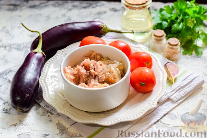 Фото приготовления рецепта: Баклажаны с тушёнкой и помидорами - шаг №1