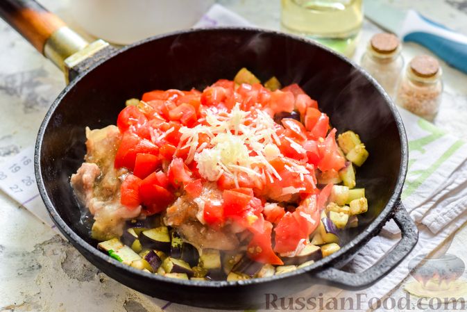 Фото приготовления рецепта: Баклажаны с тушёнкой и помидорами - шаг №6