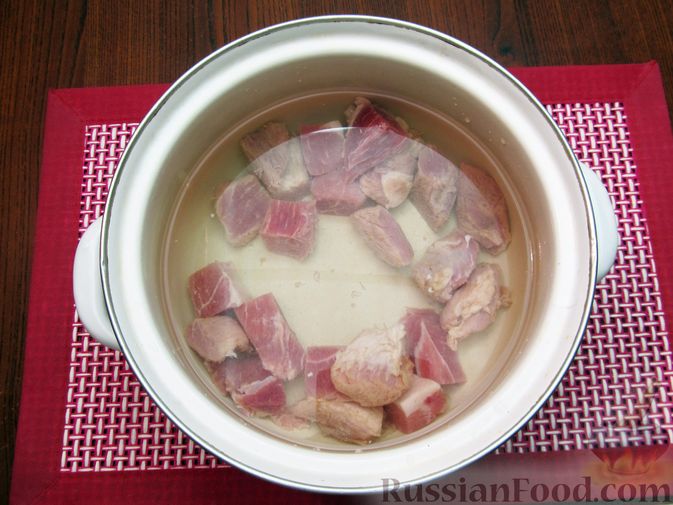 Фото приготовления рецепта: Суп из свинины с пшеном и помидорами - шаг №3