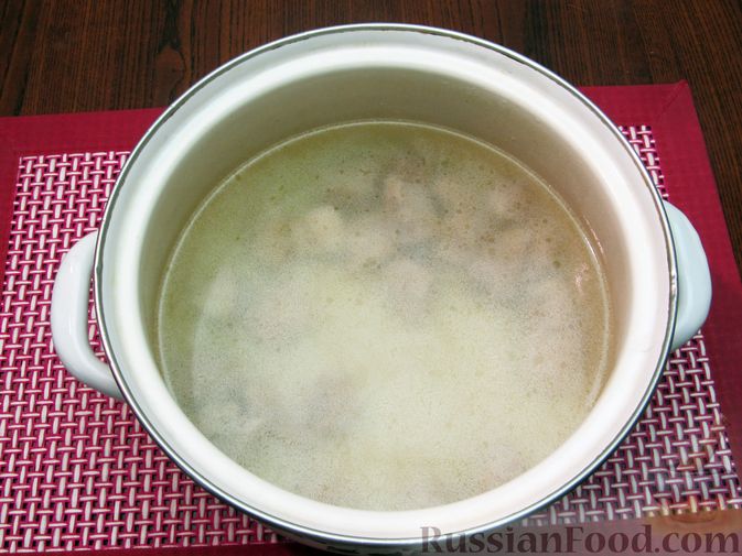Фото приготовления рецепта: Суп из свинины с пшеном и помидорами - шаг №4