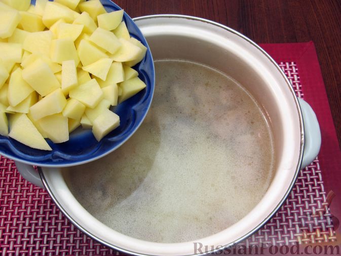 Фото приготовления рецепта: Суп из свинины с пшеном и помидорами - шаг №10