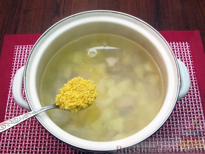 Фото приготовления рецепта: Суп из свинины с пшеном и помидорами - шаг №11