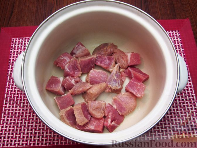 Фото приготовления рецепта: Суп из свинины с пшеном и помидорами - шаг №2