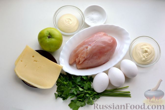 Фото приготовления рецепта: Слоёный салат с курицей, яблоками, сыром и яйцами - шаг №1