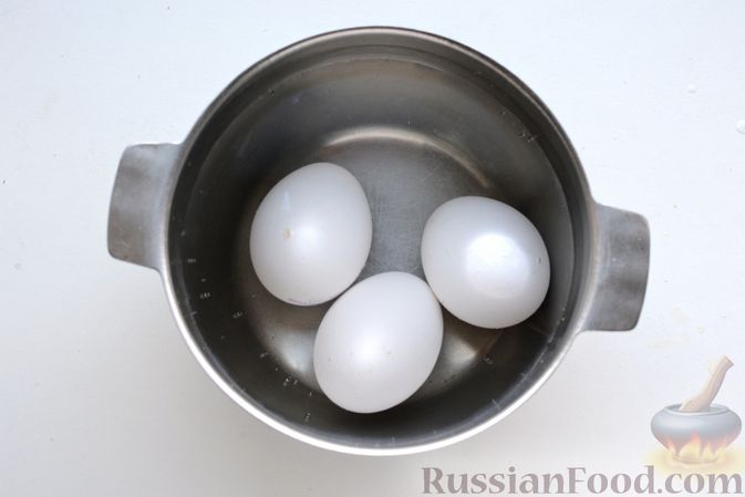 Фото приготовления рецепта: Слоёный салат с курицей, яблоками, сыром и яйцами - шаг №3