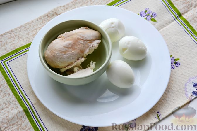 Фото приготовления рецепта: Слоёный салат с курицей, яблоками, сыром и яйцами - шаг №4
