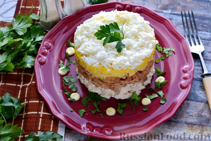 Фото приготовления рецепта: Слоёный салат с курицей, яблоками, сыром и яйцами - шаг №15
