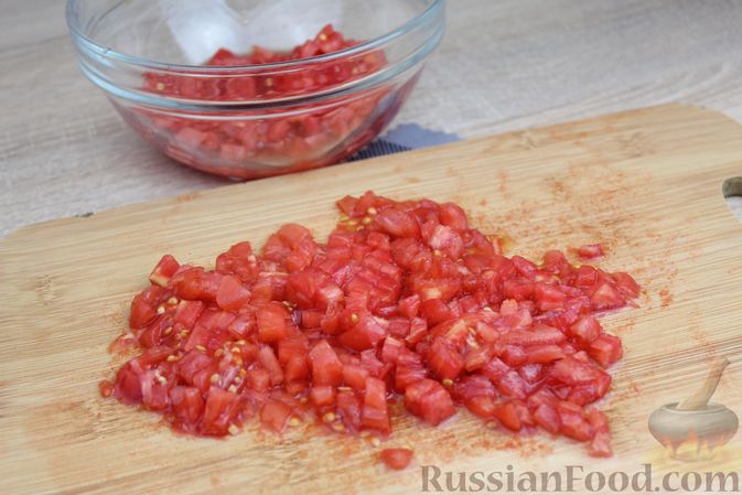 Фото приготовления рецепта: Куриный суп с помидорами и яйцами - шаг №4