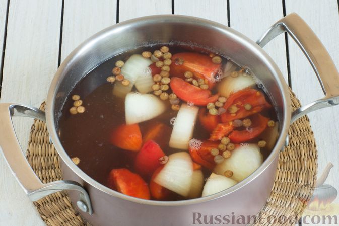 Фото приготовления рецепта: Чечевичный суп-пюре с помидорами - шаг №4