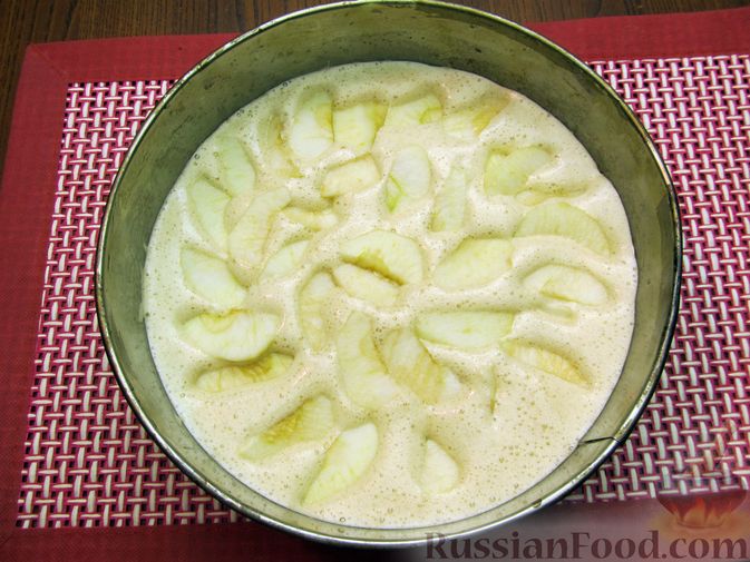 Фото приготовления рецепта: Творожный пирог с яблоками и корицей - шаг №10