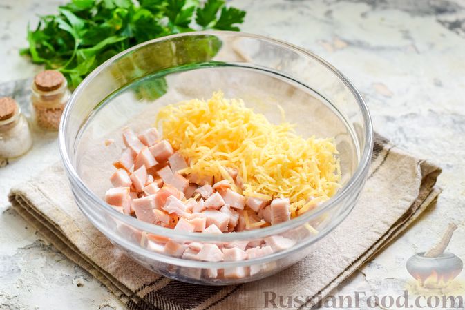 Фото приготовления рецепта: Салат с цветной капустой, копченой курицей, кукурузой и сыром - шаг №6