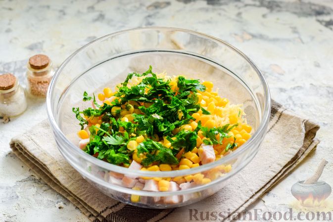 Фото приготовления рецепта: Салат с цветной капустой, копченой курицей, кукурузой и сыром - шаг №8