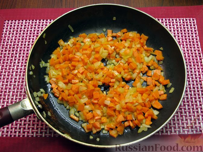 Фото приготовления рецепта: Капуста, тушенная с морковью и свёклой - шаг №3