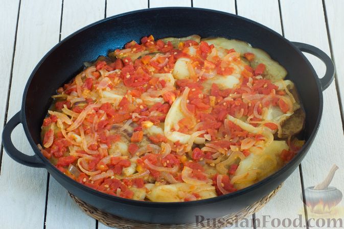 Фото приготовления рецепта: Баклажаны с помидорами, перцем и луком - шаг №17