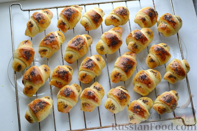 Фото приготовления рецепта: Дрожжевые булочки на кефире, со сливами - шаг №19