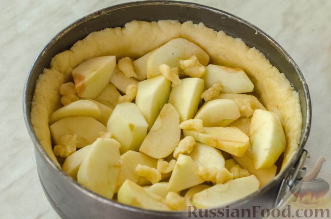 Фото приготовления рецепта: Яблочный пирог с карамелью - шаг №21