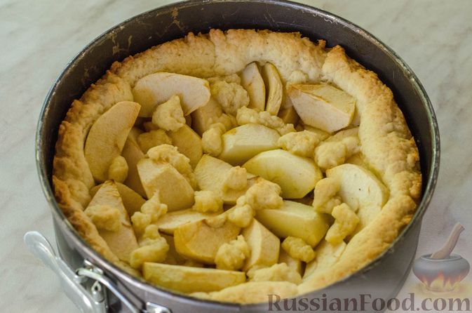 Фото приготовления рецепта: Яблочный пирог с карамелью - шаг №23
