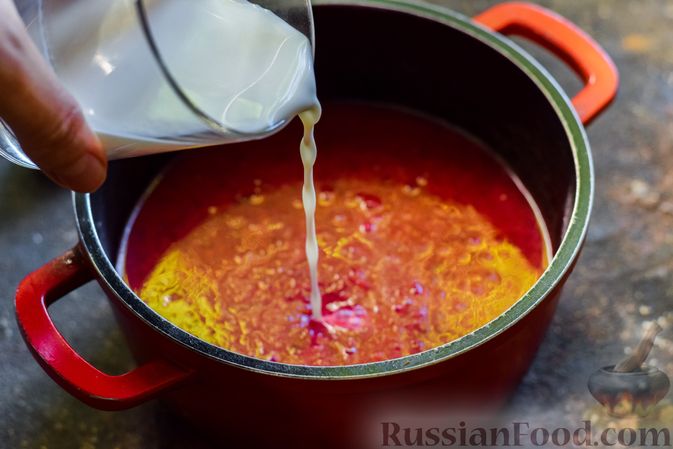 Фото приготовления рецепта: Крем-суп из свеклы с кабачком и куриной грудкой - шаг №15