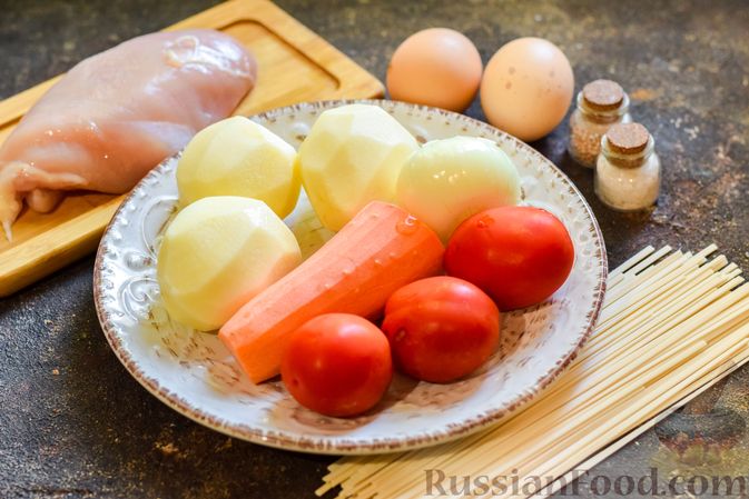 Фото приготовления рецепта: Куриный суп с лапшой удон и варёными яйцами - шаг №1