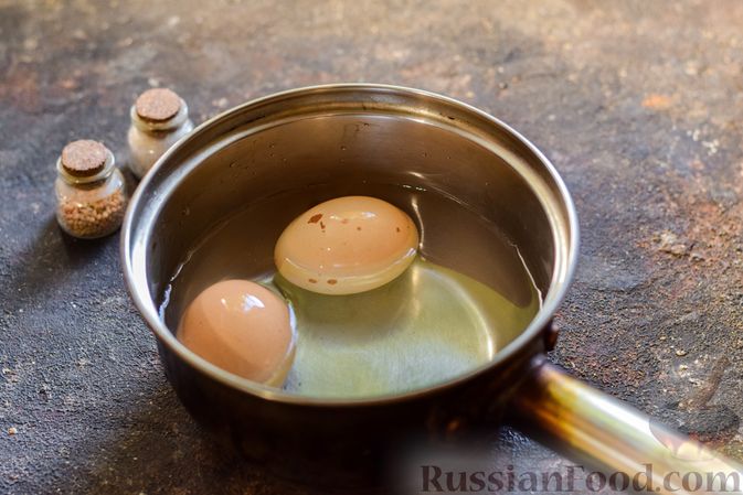 Фото приготовления рецепта: Куриный суп с лапшой удон и варёными яйцами - шаг №3