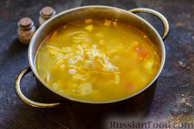 Фото приготовления рецепта: Куриный суп с лапшой удон и варёными яйцами - шаг №12