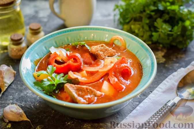 Фото к рецепту: Говяжий суп с болгарским перцем и томатной пастой