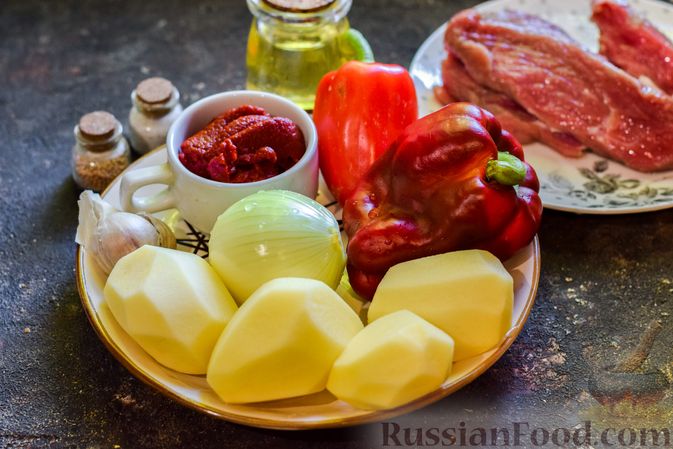 Фото приготовления рецепта: Говяжий суп с болгарским перцем и томатной пастой - шаг №1