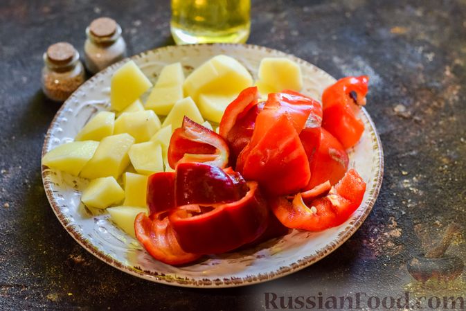 Фото приготовления рецепта: Говяжий суп с болгарским перцем и томатной пастой - шаг №4