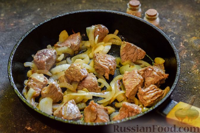 Фото приготовления рецепта: Говяжий суп с болгарским перцем и томатной пастой - шаг №5