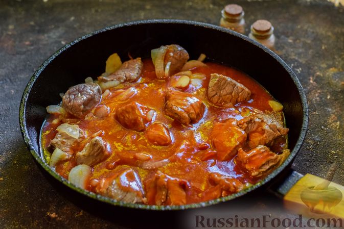 Фото приготовления рецепта: Говяжий суп с болгарским перцем и томатной пастой - шаг №6