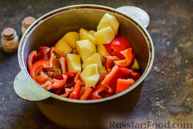 Фото приготовления рецепта: Говяжий суп с болгарским перцем и томатной пастой - шаг №7