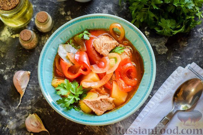 Фото приготовления рецепта: Говяжий суп с болгарским перцем и томатной пастой - шаг №10