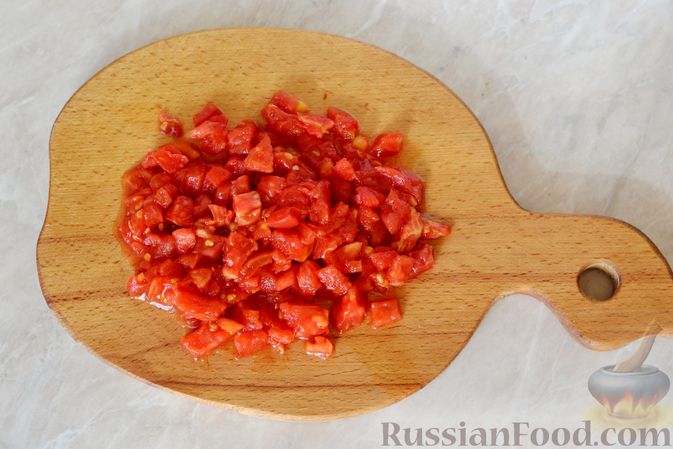 Фото приготовления рецепта: Рыба, запечённая под соусом из сладкого перца и помидоров - шаг №4