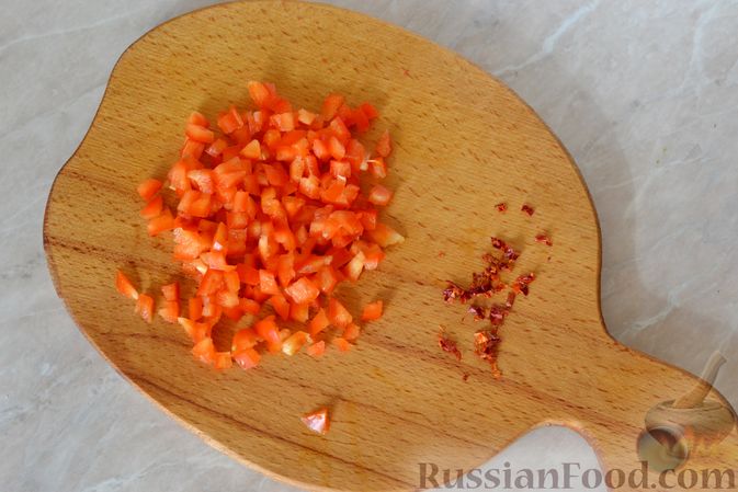 Фото приготовления рецепта: Рыба, запечённая под соусом из сладкого перца и помидоров - шаг №5
