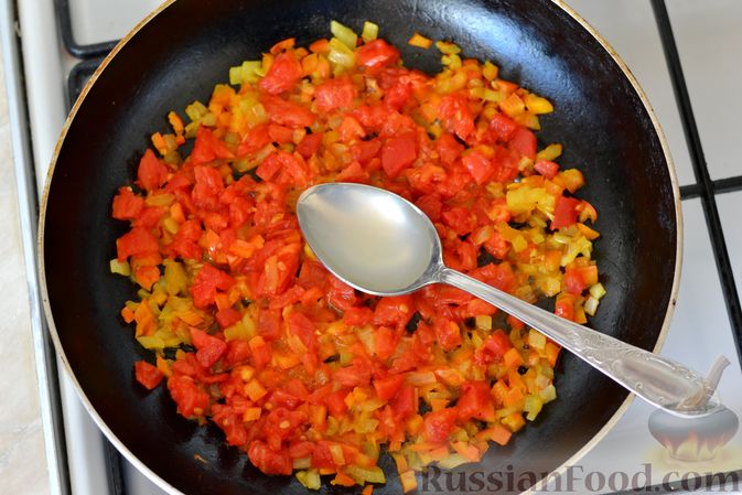 Фото приготовления рецепта: Рыба, запечённая под соусом из сладкого перца и помидоров - шаг №11