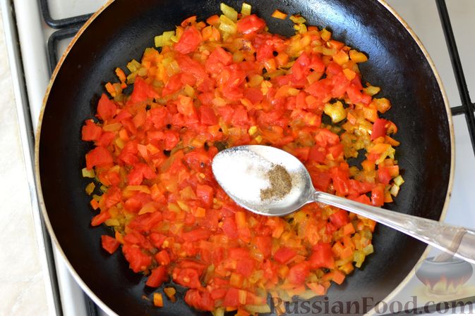 Фото приготовления рецепта: Рыба, запечённая под соусом из сладкого перца и помидоров - шаг №12
