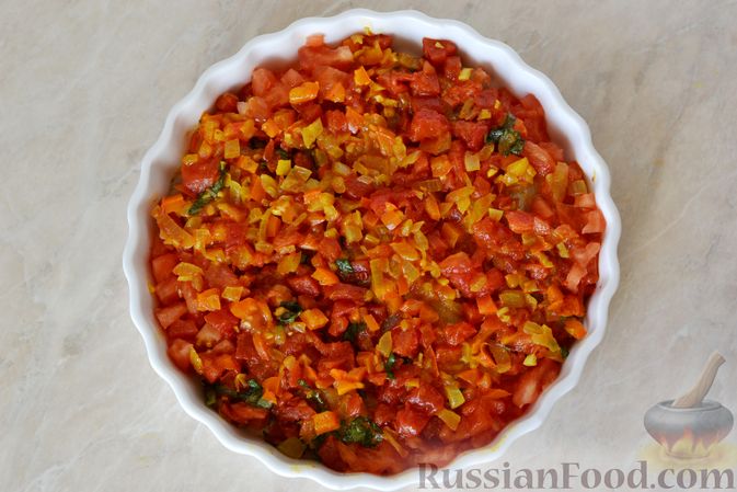 Фото приготовления рецепта: Рыба, запечённая под соусом из сладкого перца и помидоров - шаг №15